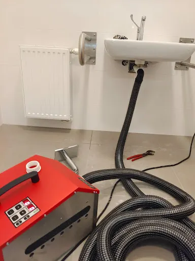 Osuszanie po zalaniu, wynajem osuszaczy, hydraulik od wycieków